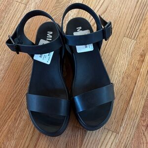 MIA WEDGE SANDAL 7.0